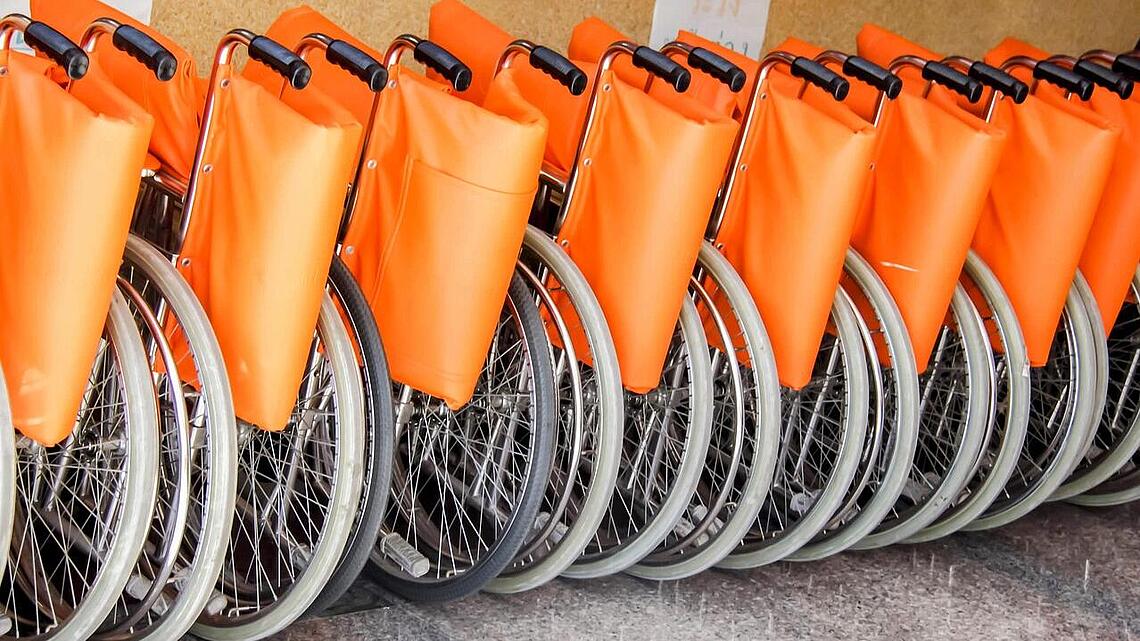 Rollstuhlreihe zur Ausleihe aufgereihte, zusammengeklappte Rollstühle zur Ausleihe