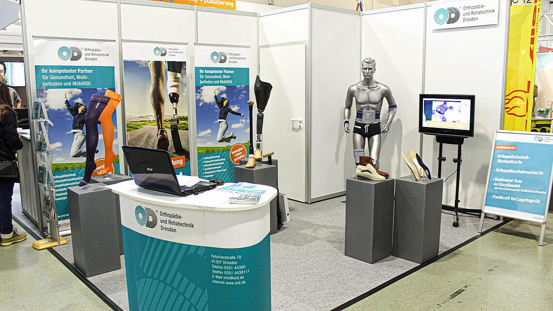 Messestand mit Ausstellungsstücken