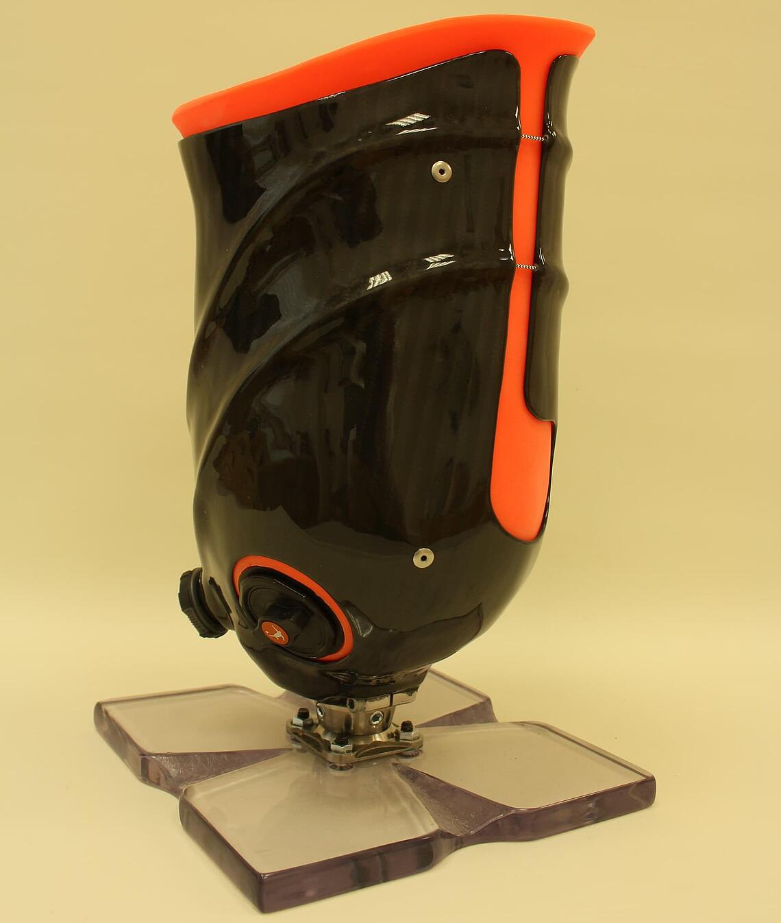 schwarz-oranger Oberschenkelschaft in Prepreg-Fertigung