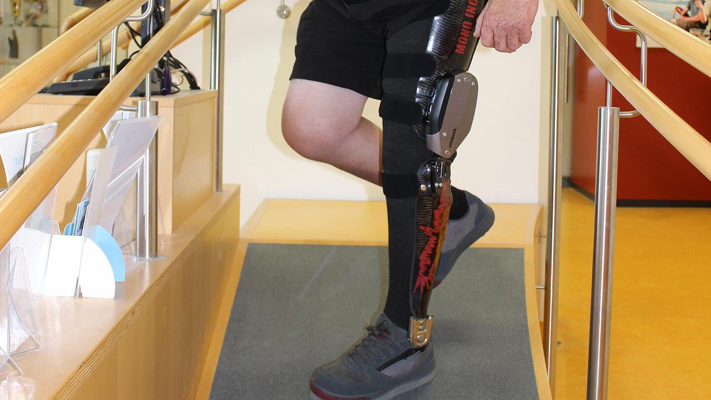 Patientenschulung mit C-Brace-Versorgung Laufen mit C-Brace-Versorgung an Schräge