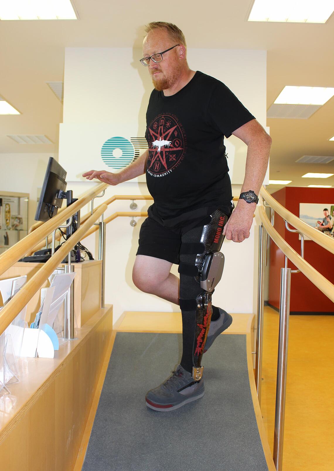 Patientenschulung mit C-Brace-Versorgung Laufen mit C-Brace-Versorgung an Schräge