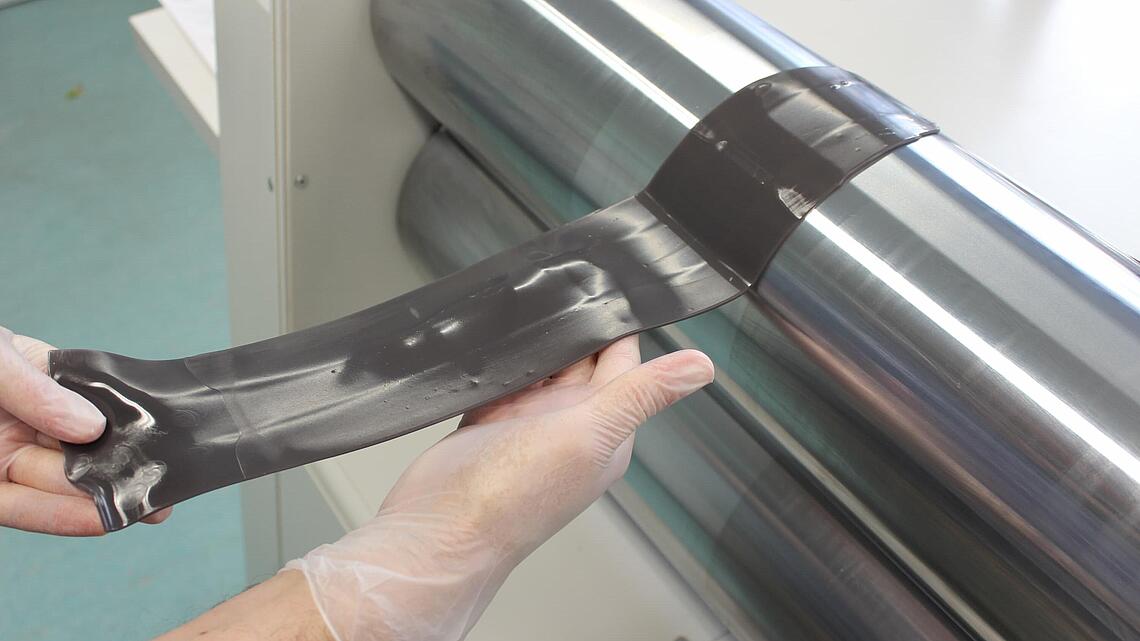 Walzen des Silikons zur Vorbereitung der Bearbeitung