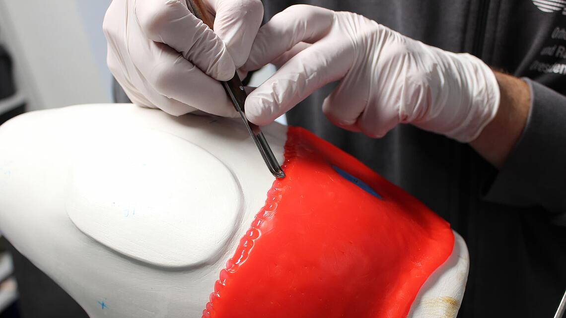 Modellierung eines Oberschenkelschaftes aus Silikon mit Spatel