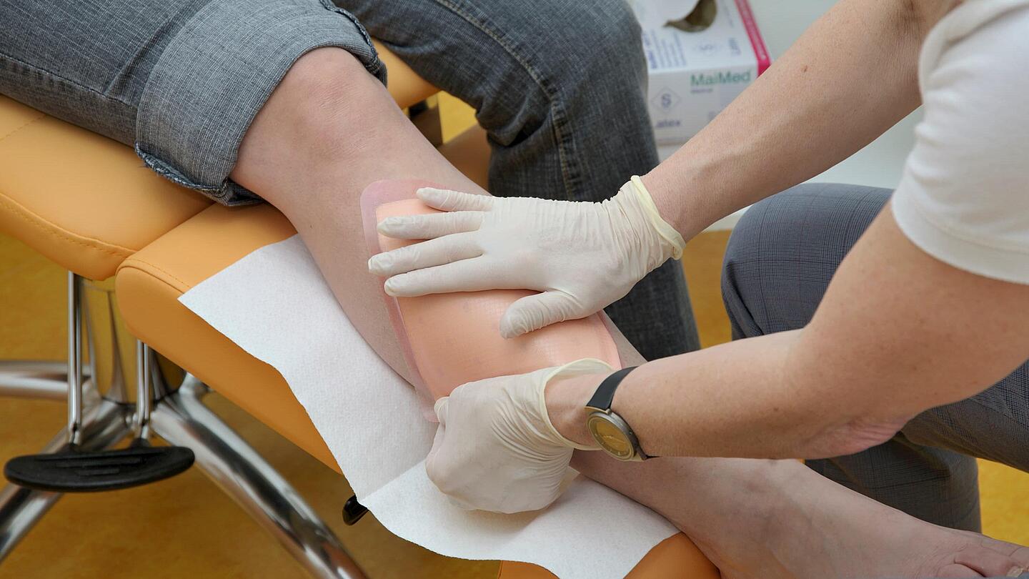 Wunde zur Versorgung abdecken Wunde mit Pflaster steril abdecken und versorgen