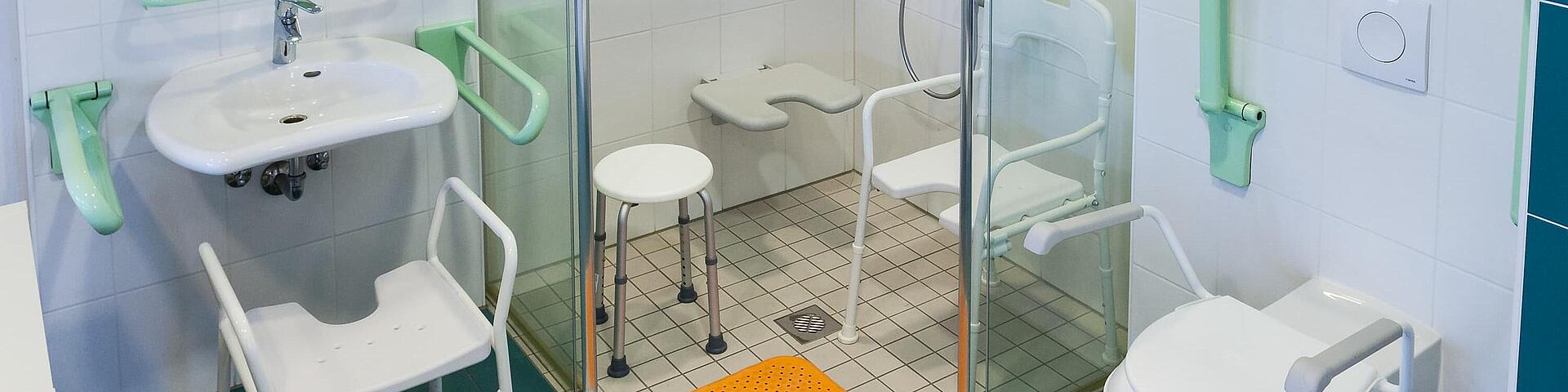 ausgestellt Hilfsmittel für Bad und WC Ausstellung von Hilfsmittels für Bad und WC wie Sitzhocker und Haltegriffe