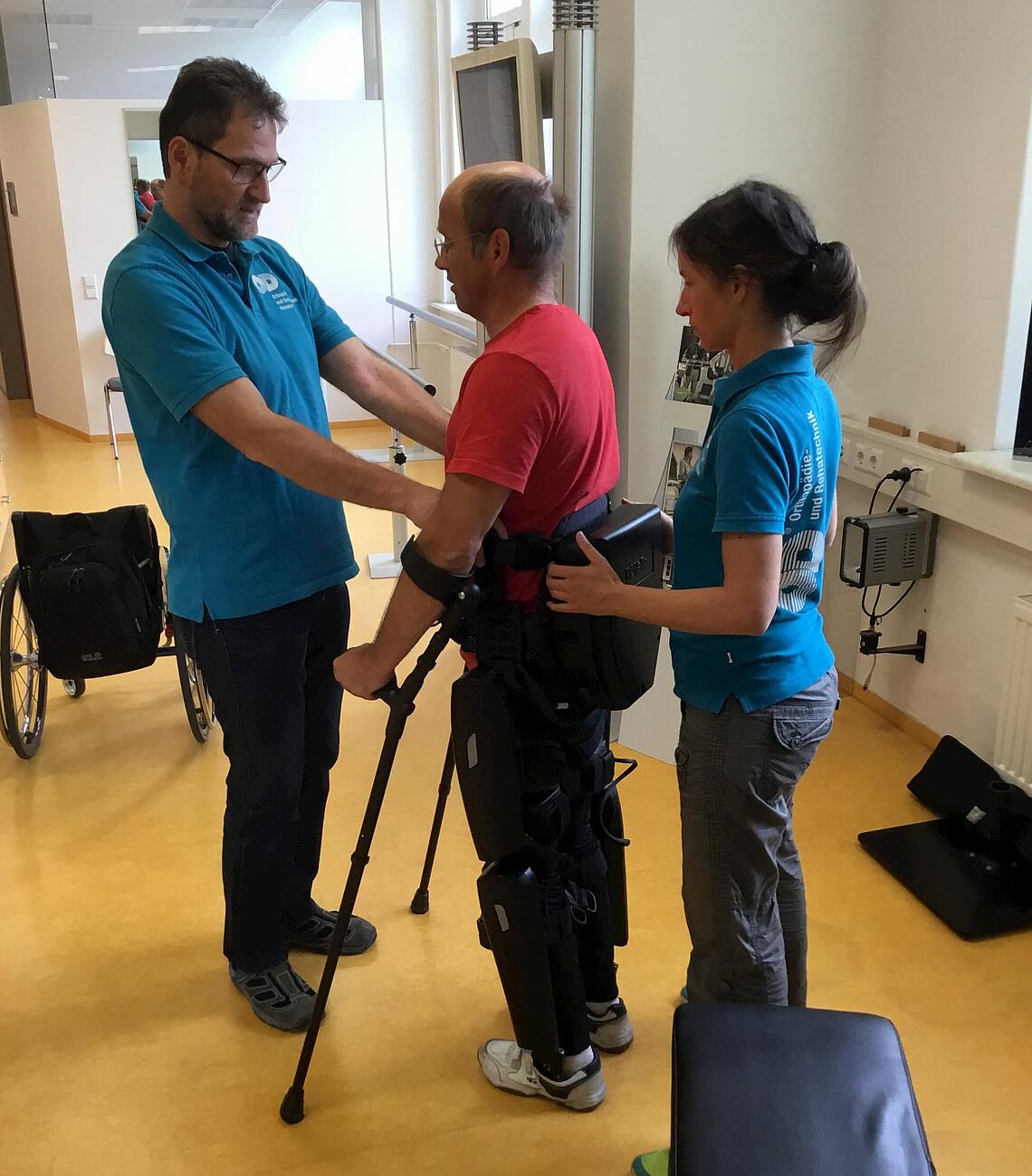 Stehprobe mit Exoskelett von Rewalk Das Stehen mit angezogenem Exoskelett von Rewalk