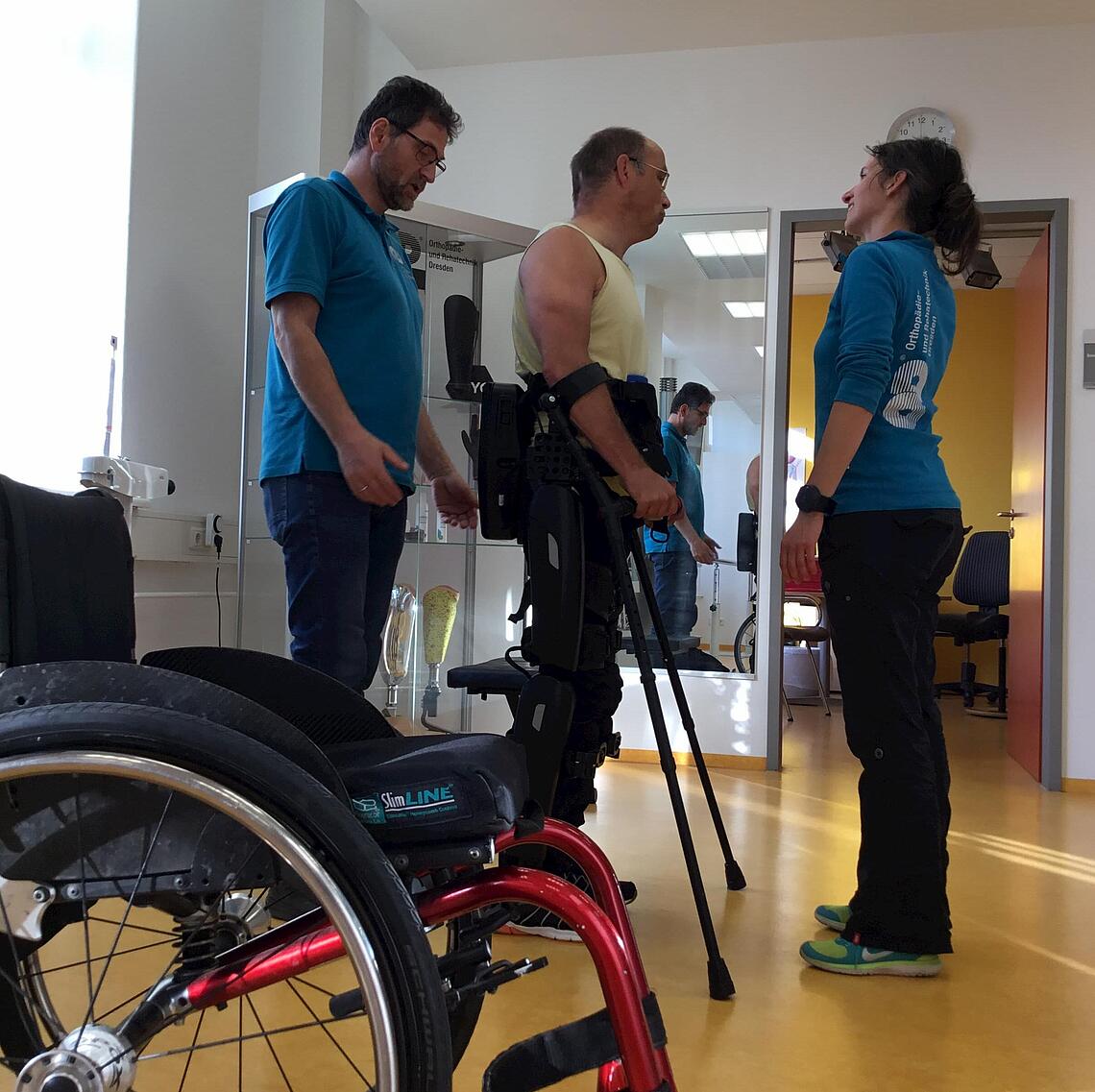 Stehprobe mit Exoskelett von Rewalk Das Stehen mit angezogenem Exoskelett von Rewalk