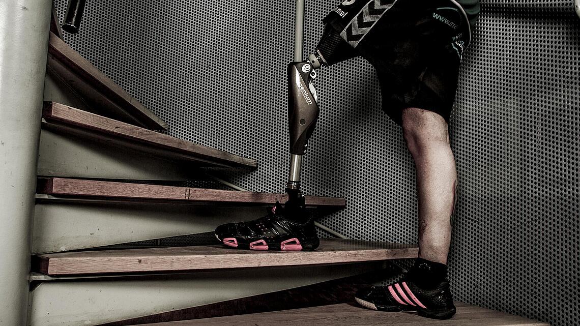 Treppensteigen nach oben mit Oberschenkel-Prothese Genium von Otto Bock