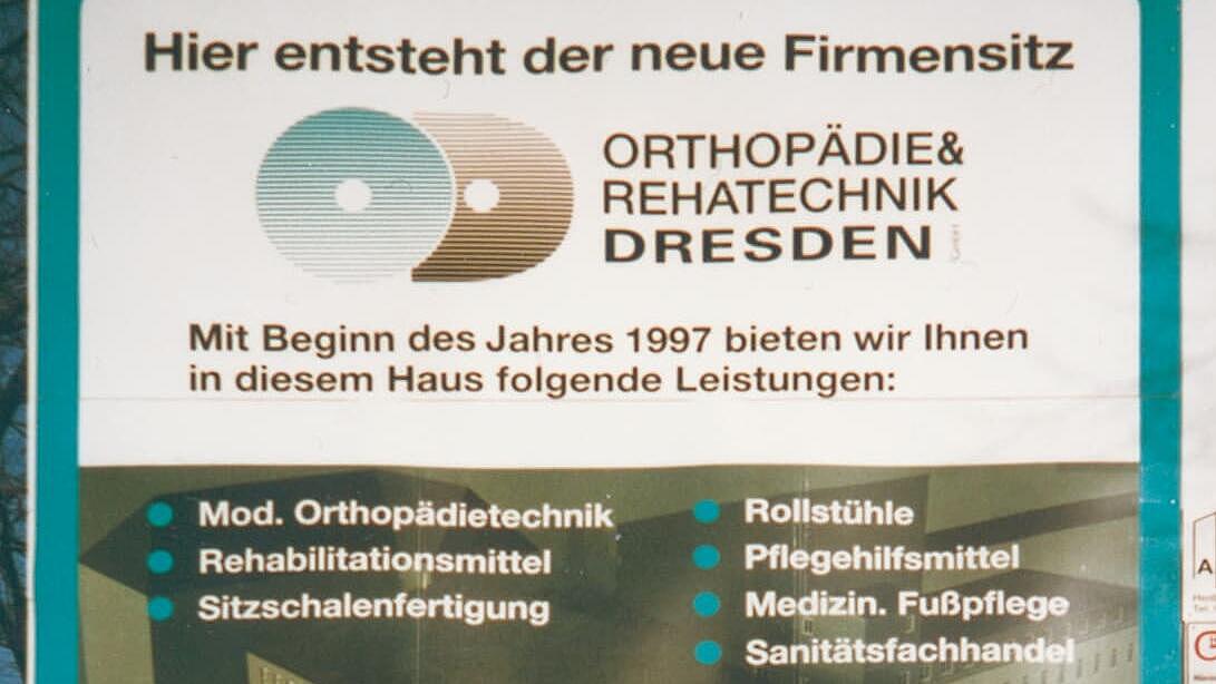 Bautafel zur Entstehung des Firmensitzes auf der Fetscherstraße in Dresden 1996 Bautafel zur Entstehung des neuen Firmensitzes auf der Fetscherstraße in Dresden 1996