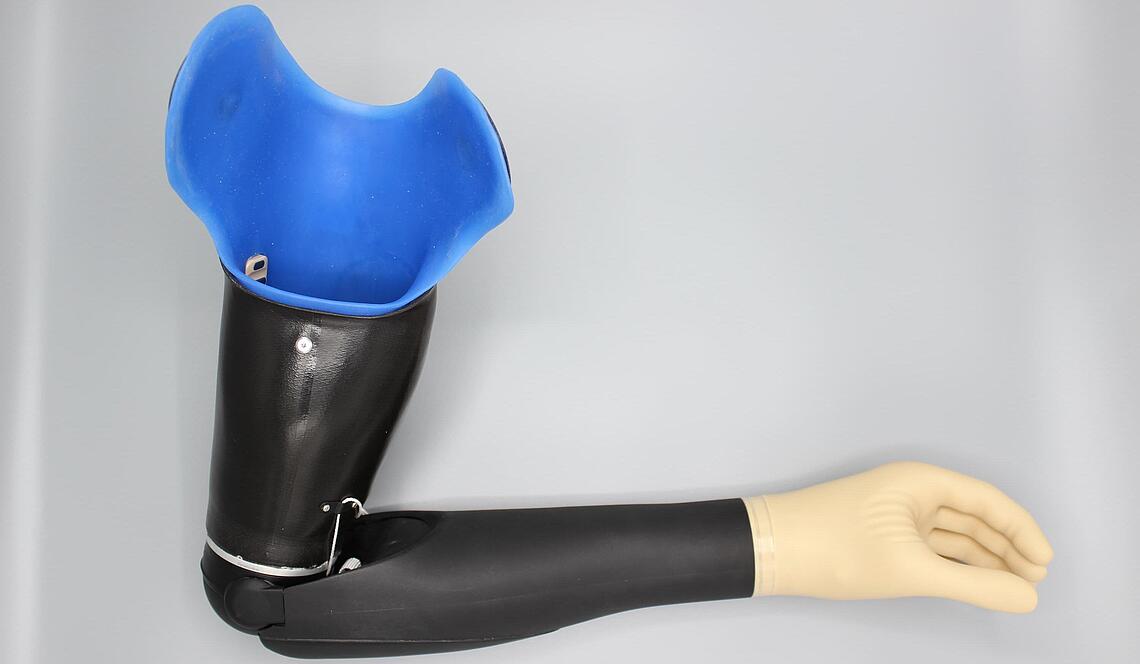 blauer Silikon-Schaft in einer schwarzen Oberarmprothese