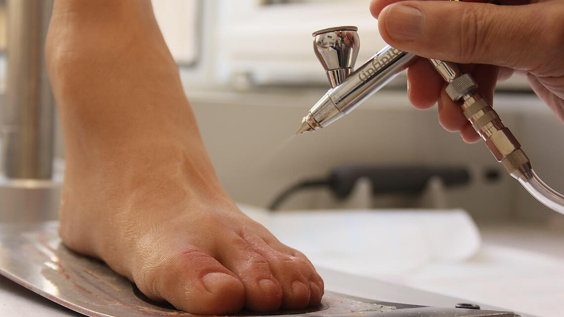 Färben einer Fußprothese mit Airbrush-Pistole