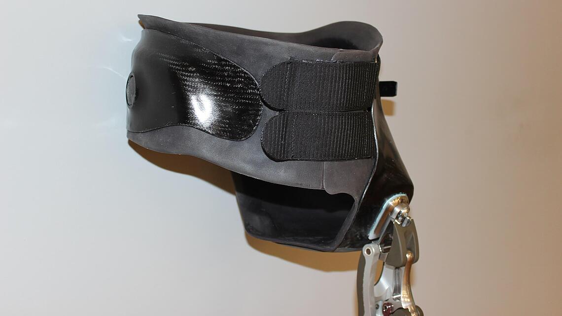 schwarzer Beckenkorb für eine Hüftexartikulationsprothese mit Silikon-Innenschaft