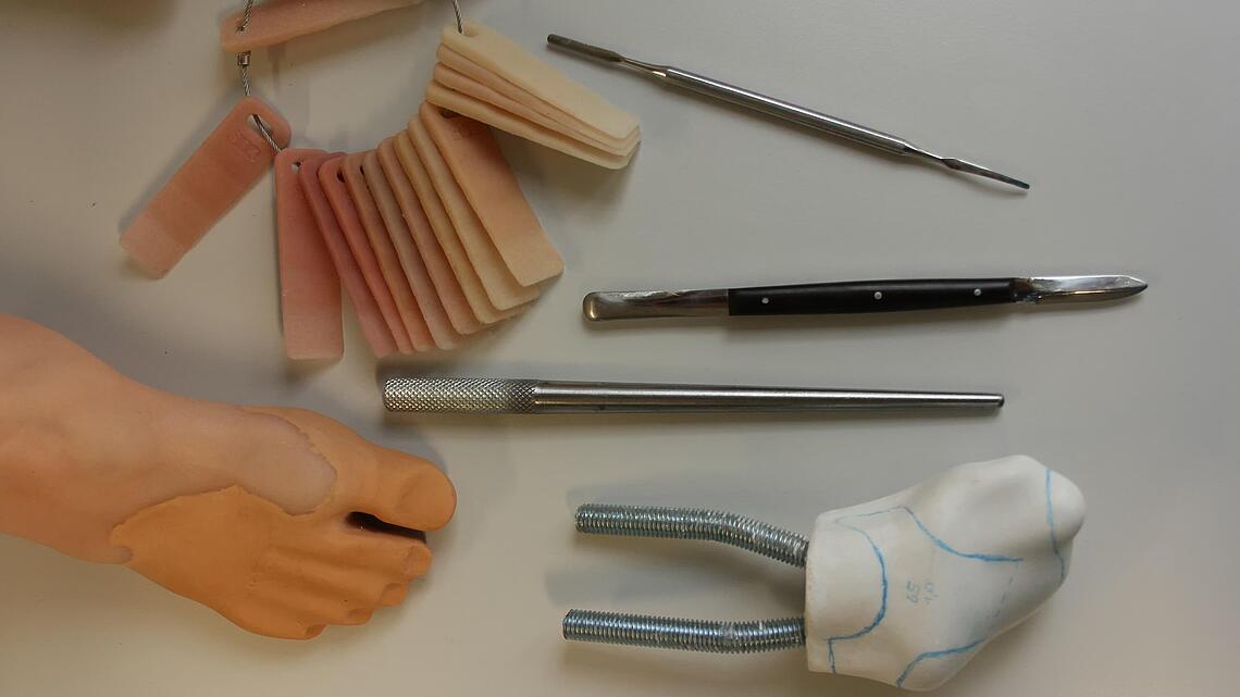 Materialien und Fabkärtchen zur Herstellung einer Fußprothese