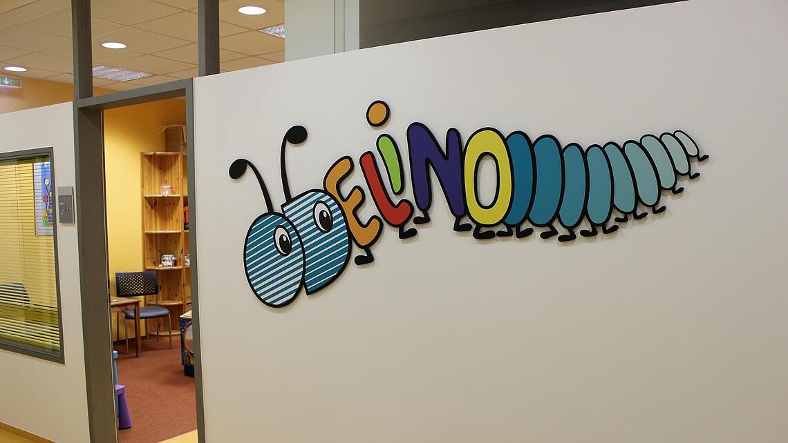 das Logo unseres Odelino an der Außenwand des Versorgungszentrums