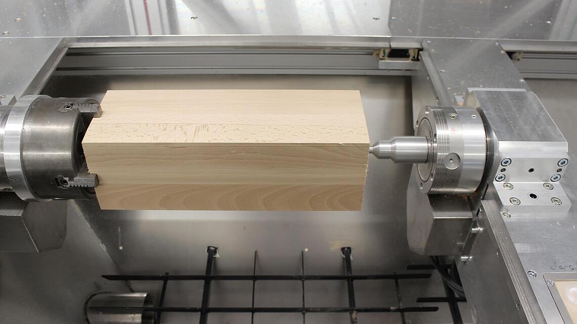  in der Fräsmaschine eingespannter Holzblock als Rohmaterial