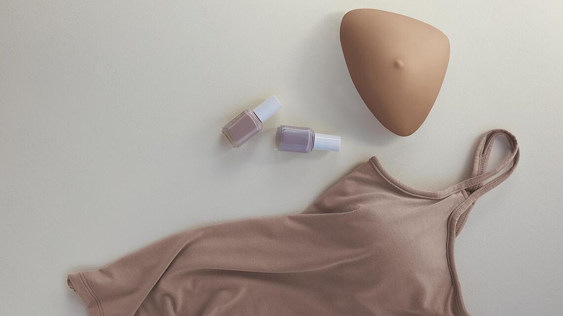 Darstellung einer Epithese neben passendem Unterhemd, Copyright: Amoena Medizin-Orthopaedie-Technik GmbH