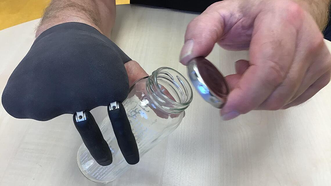 Handstumpf mit Schutzhülle aus Silikon mit zwei mechanischen Fingern
