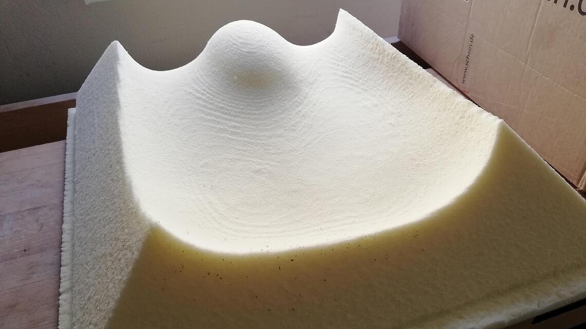 Sitzschale aus Schaumstoff als Ergebnis eines Fräsauftrags