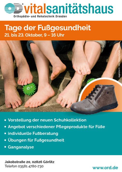 Vier nackte Füße auf dunklem Boden, zwei grüne Massagebälle darunter, daneben grauer Schnürstiefel mit schwarzer Sohle und Muster an der Seite - Ankündigung Tage der Fußgesundheit vom 21. bis 23. Oktober 2025 im Vital-Sanitätshaus Görlitz