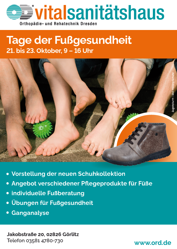Vier nackte Füße auf dunklem Boden, zwei grüne Massagebälle darunter, daneben grauer Schnürstiefel mit schwarzer Sohle und Muster an der Seite - Ankündigung Tage der Fußgesundheit vom 21. bis 23. Oktober 2025 im Vital-Sanitätshaus Görlitz