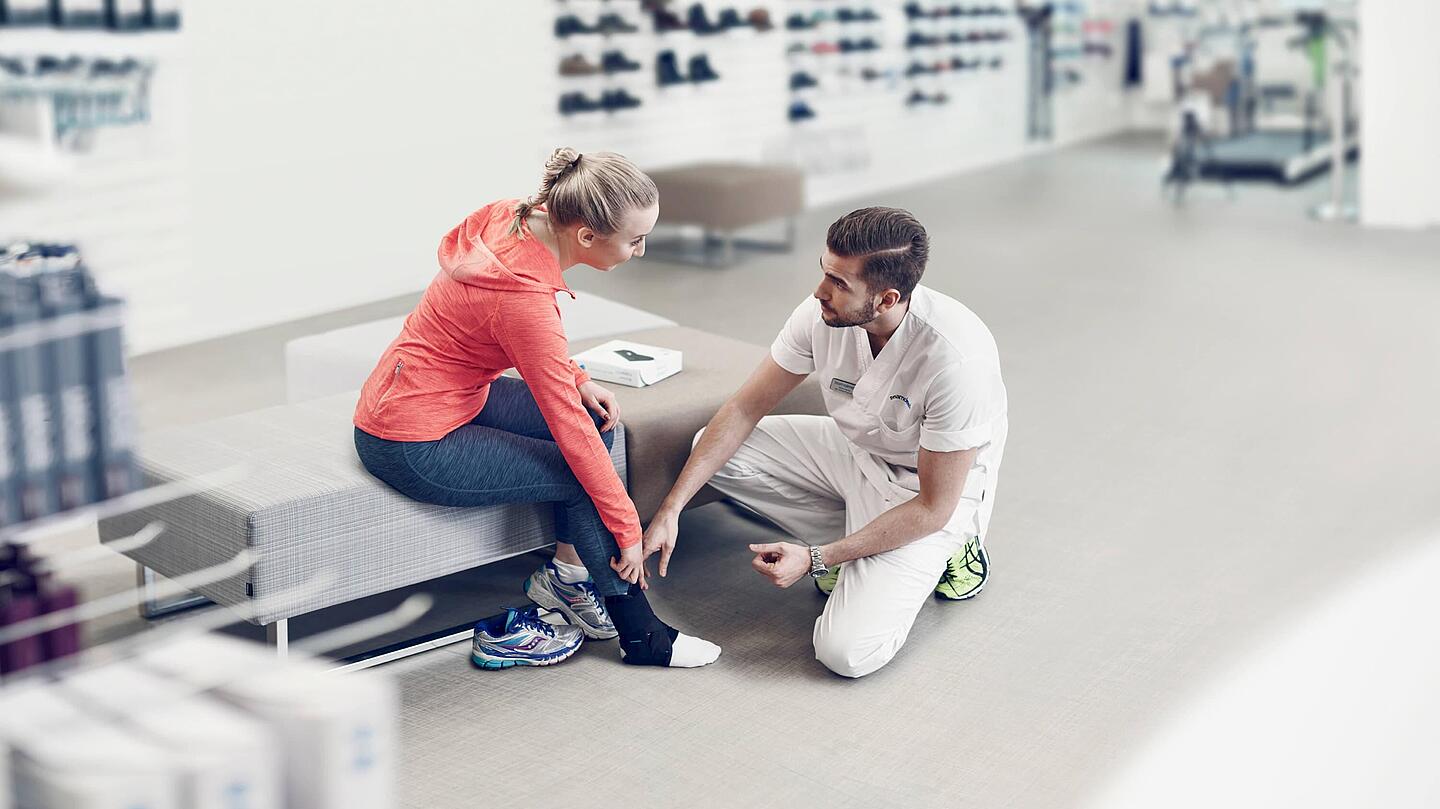 Anprobe im Schuhladen mit Orthese am Fuß, © Copyrights by Össur hf