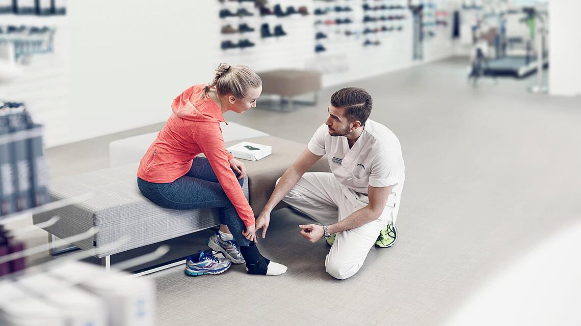 Schuhanprobe mit Fuß-Orthese, © Copyrights by Össur hf Anprobe im Schuhladen mit Orthese am Fuß, © Copyrights by Össur hf