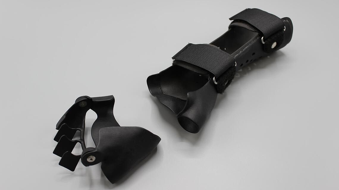 Einzelteile einer schwarze Ulnardeviationsorthesen aus dem 3D-Drucker für Fingergrundgelenk und Unterarm-Handteil schwarze Ulnardeviationsorthesen aus dem 3D-Drucker, separate Teile für die Fingergrundgelenke und das Unterarm-Handgelenk