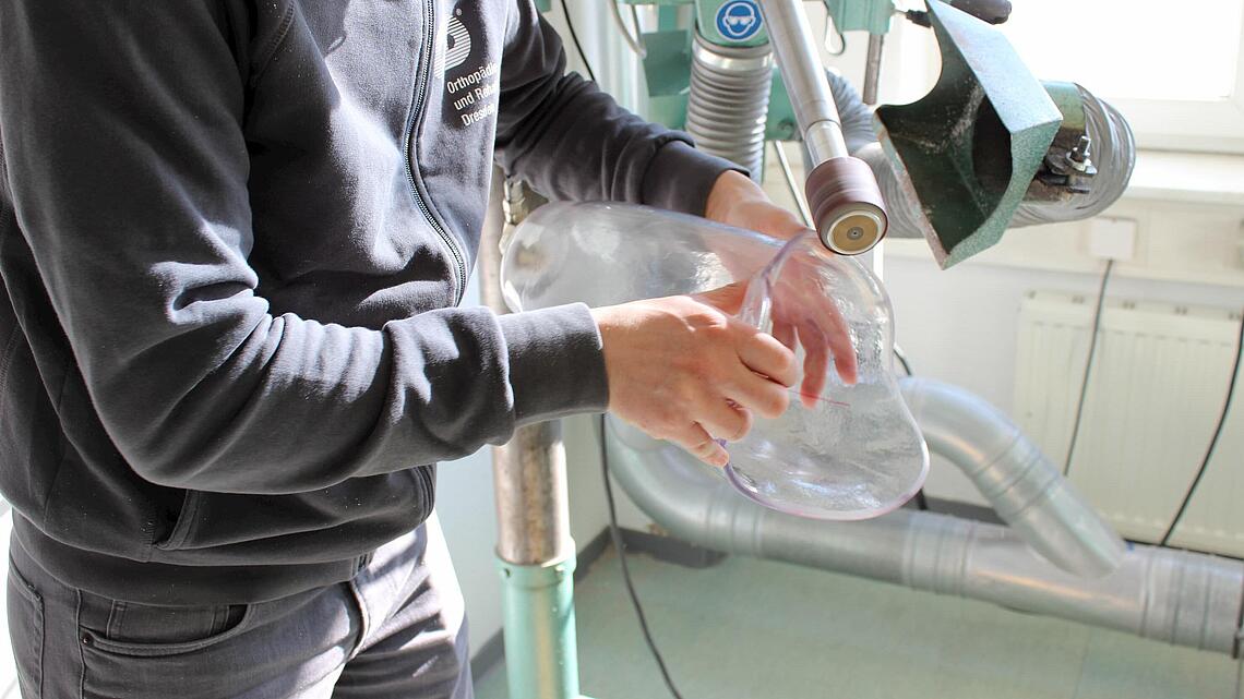 Die Ränder eines Oberschenkel-Schafts werden glatt gefräst