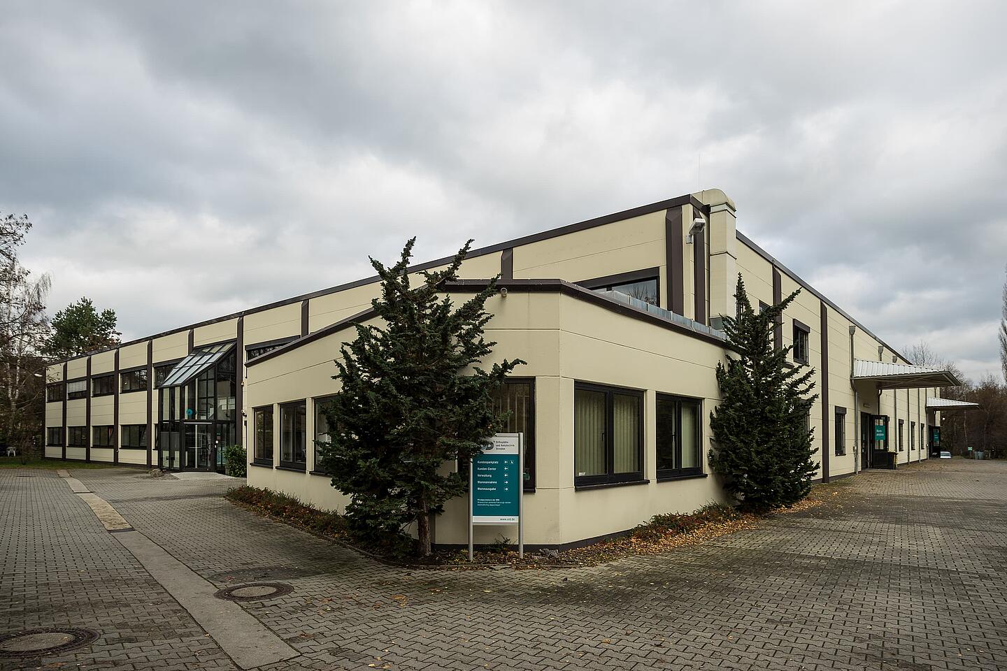 Außenansicht des Standorts Dresden Karl-Marx-Straße unseres Rehatechnik- und Home-Care-Services Ansicht unseres Standorts für den Rehatechnik- und Home-Care-Service auf der Karl-Marx-Straße in Dresden von außen