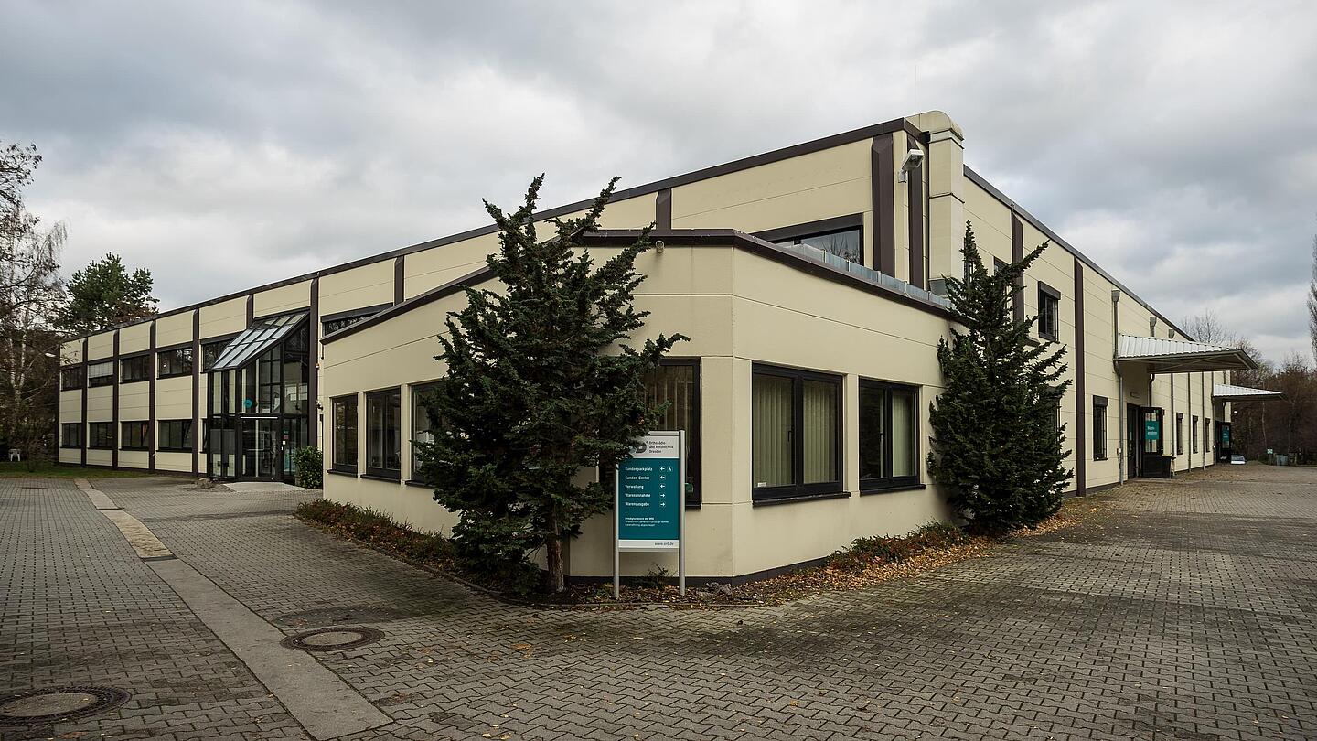 Ansicht unseres Standorts für den Rehatechnik- und Home-Care-Service auf der Karl-Marx-Straße in Dresden von außen