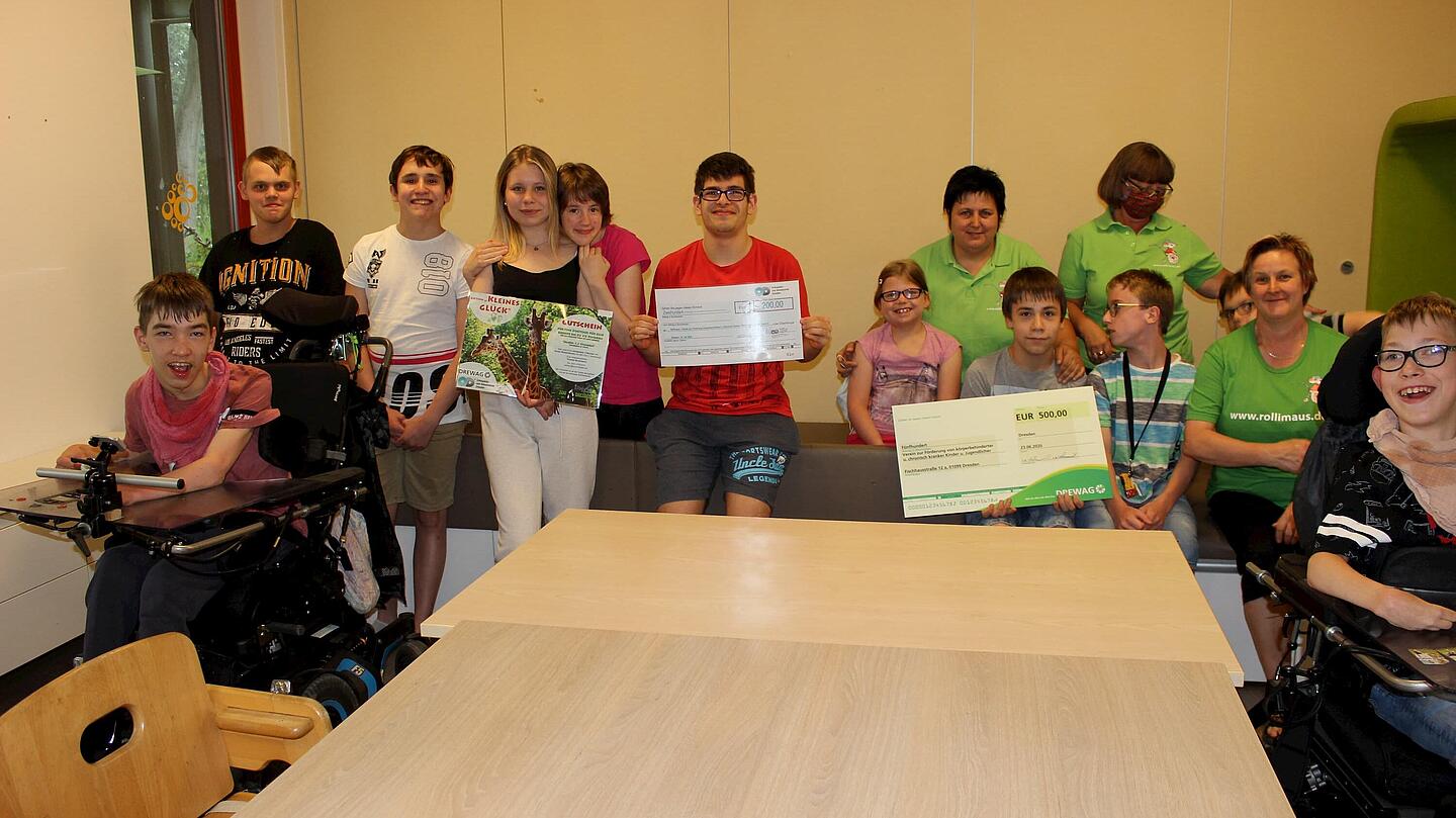 Kinder von Rollimaus - Verein zur Förderung körperbehinderter und chronisch kranker Kinder und Jugendlicher e.V. Kinder von Rollimaus - Verein zur Förderung körperbehinderter und chronisch kranker Kinder und Jugendlicher e.V. nach der Spendenübergabe