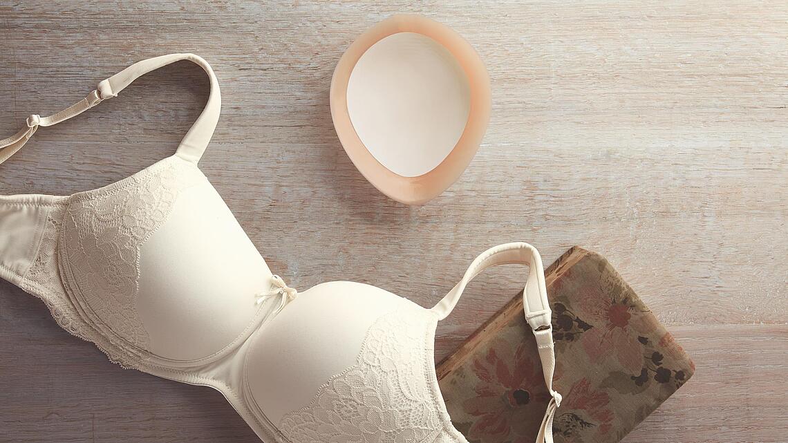  Darstellung einer Brust-Epithese neben passendem BH, Copyright: Amoena Medizin-Orthopaedie-Technik GmbH