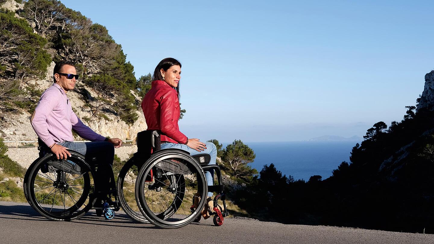 Pärchen im Rollstuhl blicken Straße entlang, Bildquelle: 2025, Sunrise Medical GmbH, Malsch/HD
