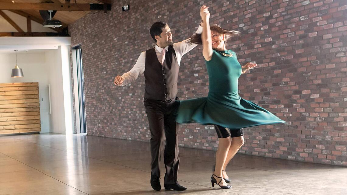 Paartanz mit Hüft-Orthese, © Copyrights by Össur hf Paartanz bei dem die Frau eine Orthese an der Hüfte hat, © Copyrights by Össur hf