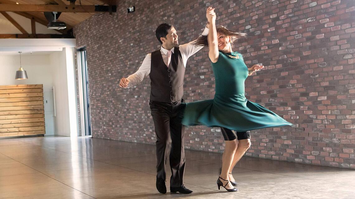 Paartanz mit Hüft-Orthese, © Copyrights by Össur hf Paartanz bei dem die Frau eine Orthese an der Hüfte hat, © Copyrights by Össur hf