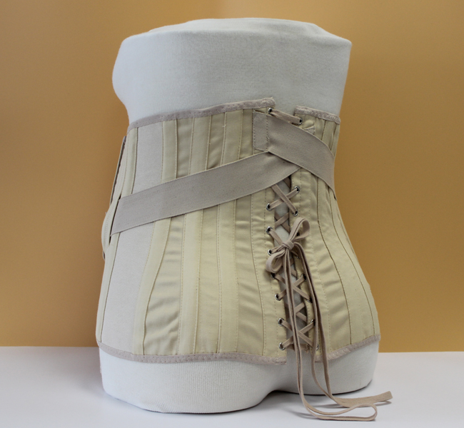 Rückenansicht mit Schnürung einer Leibbinde zur Korrektur des Körperschwerpunktes