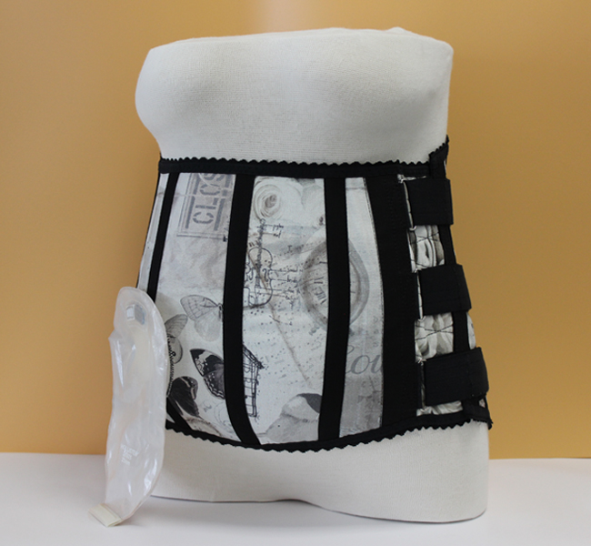 Vorderansicht einer Leibbinde mit seitlicher Aussparung zur Anbringung einer Stomaanlage