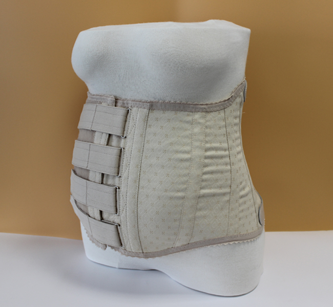 Seitenansicht eines Stützmieders nach Schanz mit vertikal verlaufenden Metallverstärkungsstäben