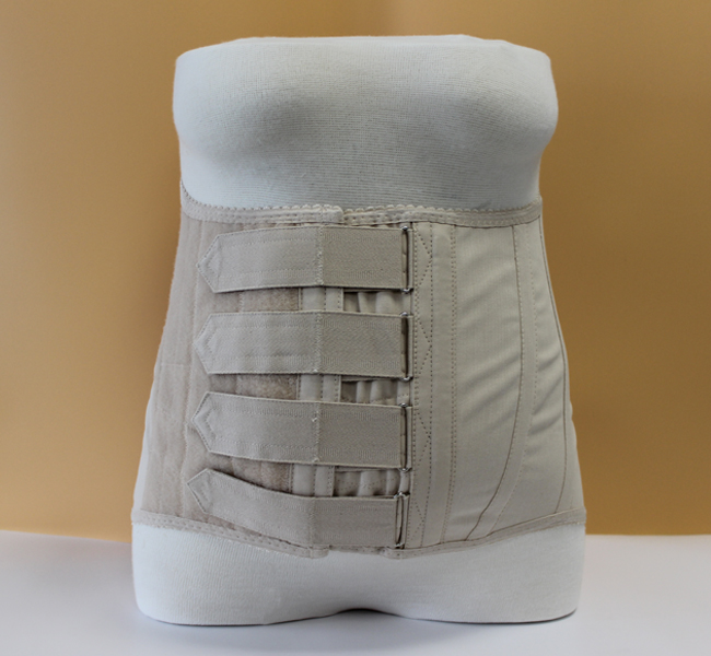 Vorderansicht eines Stützmieders nach Schanz mit vertikal verlaufenden Metallverstärkungsstäben